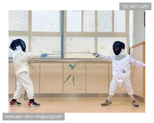 击剑对抗快攻，刺中红灯引爆欢呼的瞬间