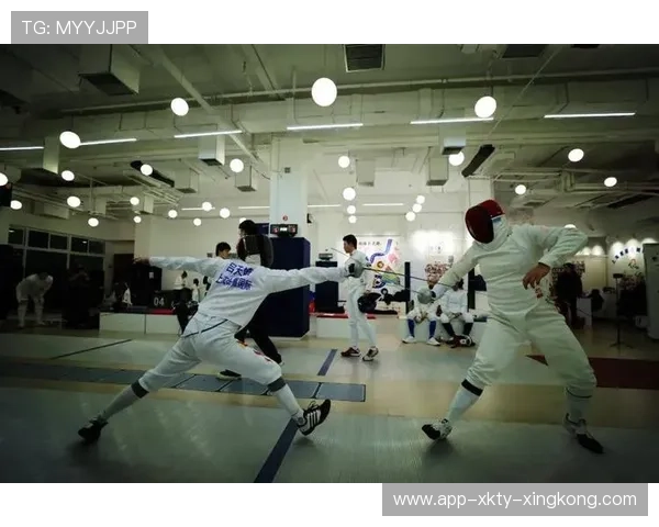 击剑对抗快攻，刺中红灯引爆欢呼的瞬间